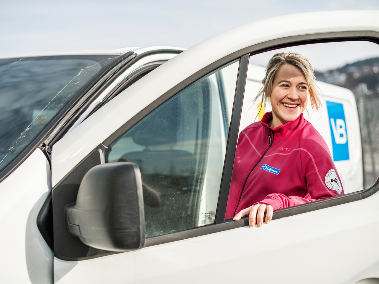 VB-rørlegger på vei inn i bilen