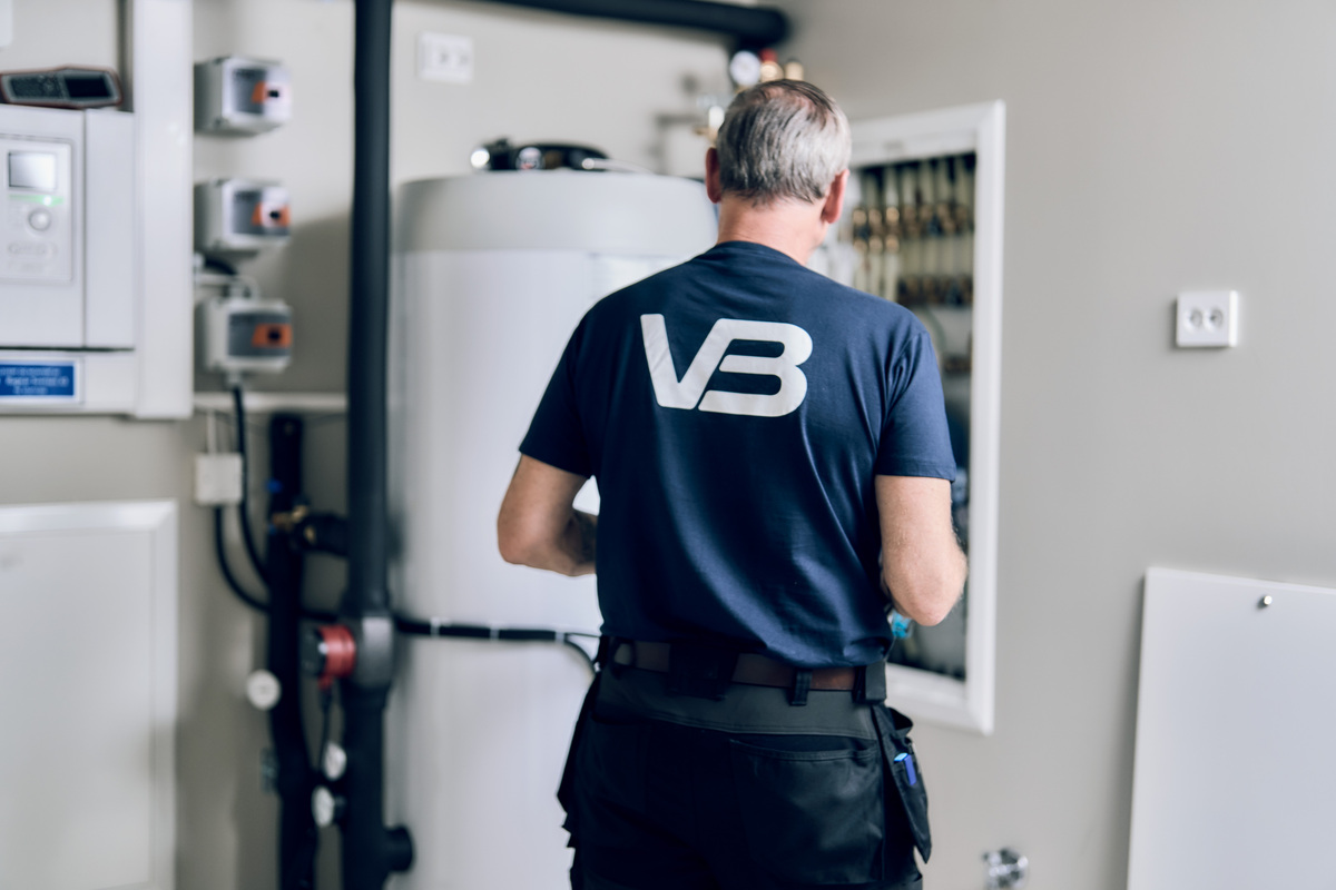 Rørlegger fra Johansen VVS på vei til teknisk rom i en bolig.